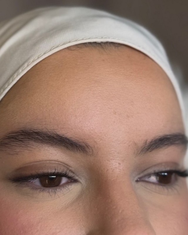 Dezelfde klant met de ogen open na de halal brows behandeling